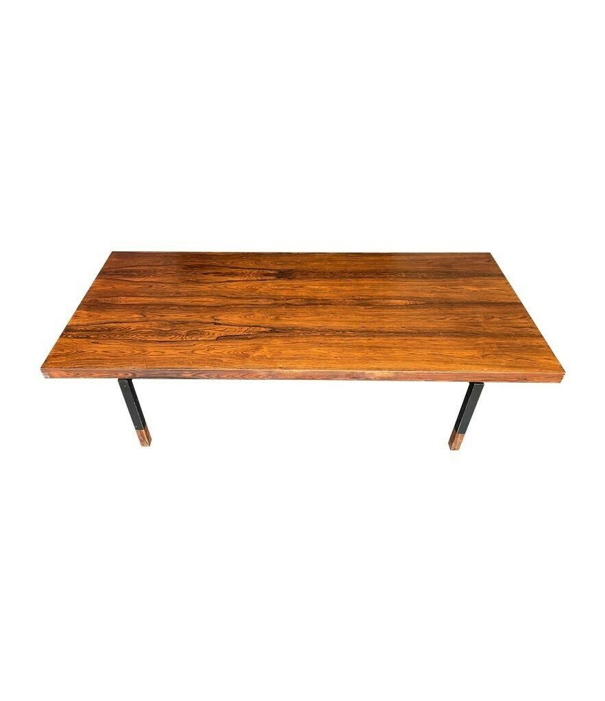 photo vintage A Very Sleek Danish 1960s Rosewood Coffee Table With Black Metal Frame And Legs