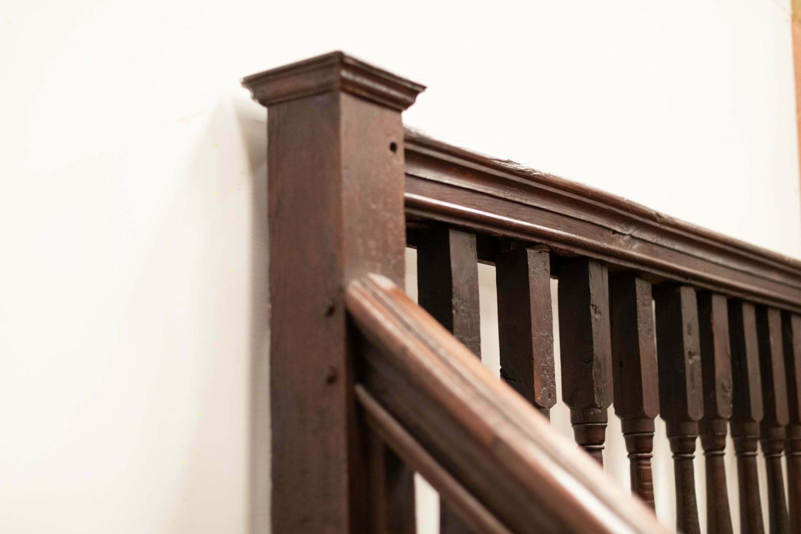 photo vintage Antique Queen Anne 18th Century Oak Staircase