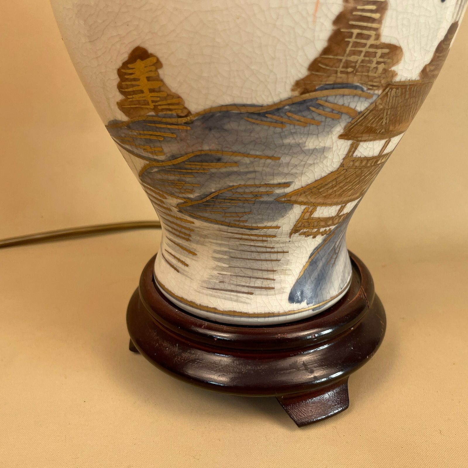 photo furniture Vintage Ceramic Lamp Oriental Light Bedside Table Hand Painted Mountain Scenic Design Cream Blue Gold Wood Base Vase Cottage Antique