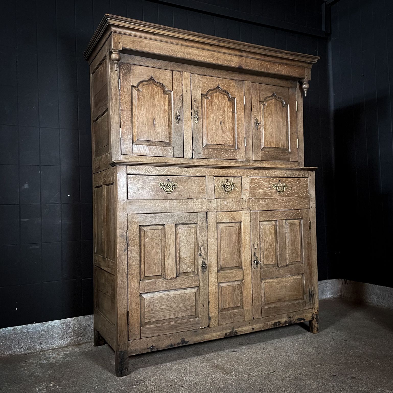 Rustiek Engels Antiek Eikenhouten Kabinet – Ca. 1740
