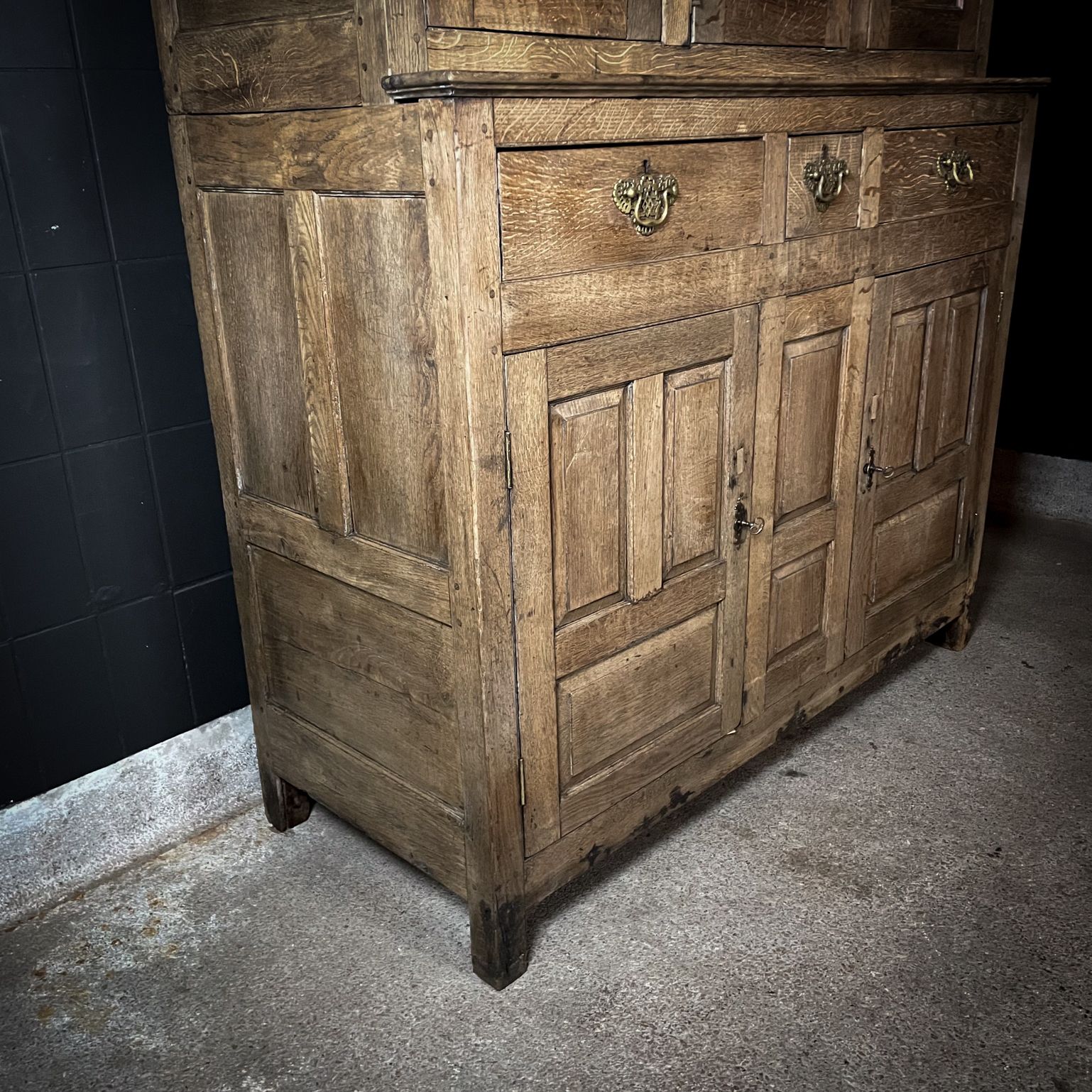 2499.0 Rustiek Engels Antiek Eikenhouten Kabinet – Ca. 1740 photo