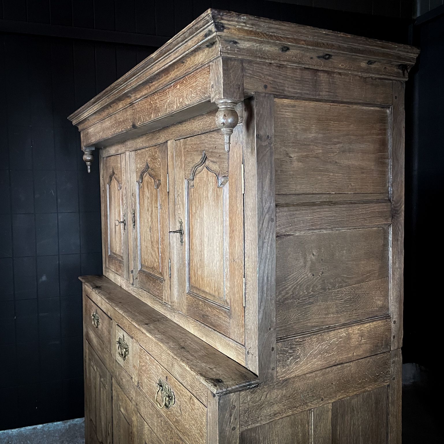 photo vinterior Rustiek Engels Antiek Eikenhouten Kabinet – Ca. 1740