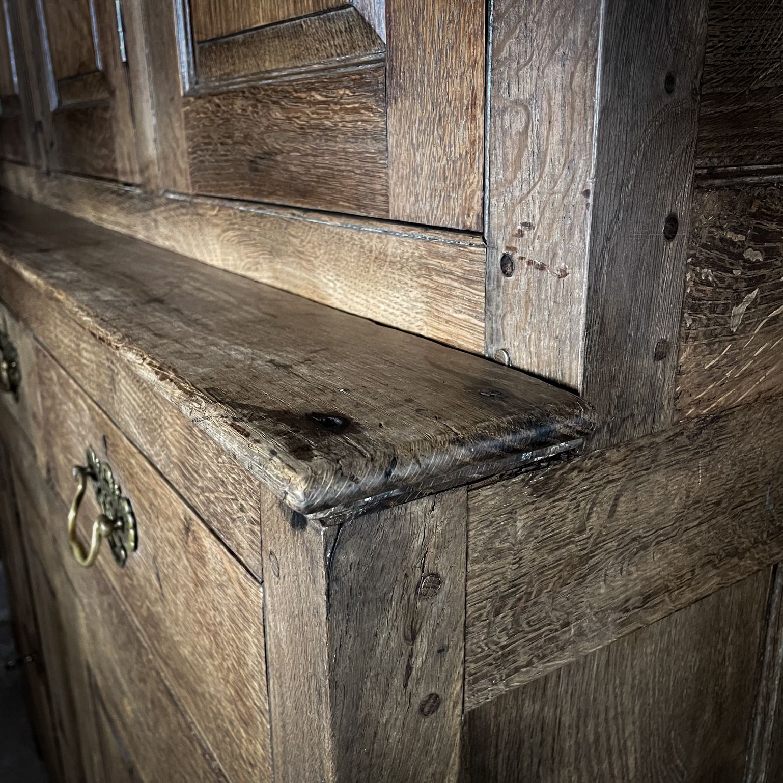 photo vintage Rustiek Engels Antiek Eikenhouten Kabinet – Ca. 1740