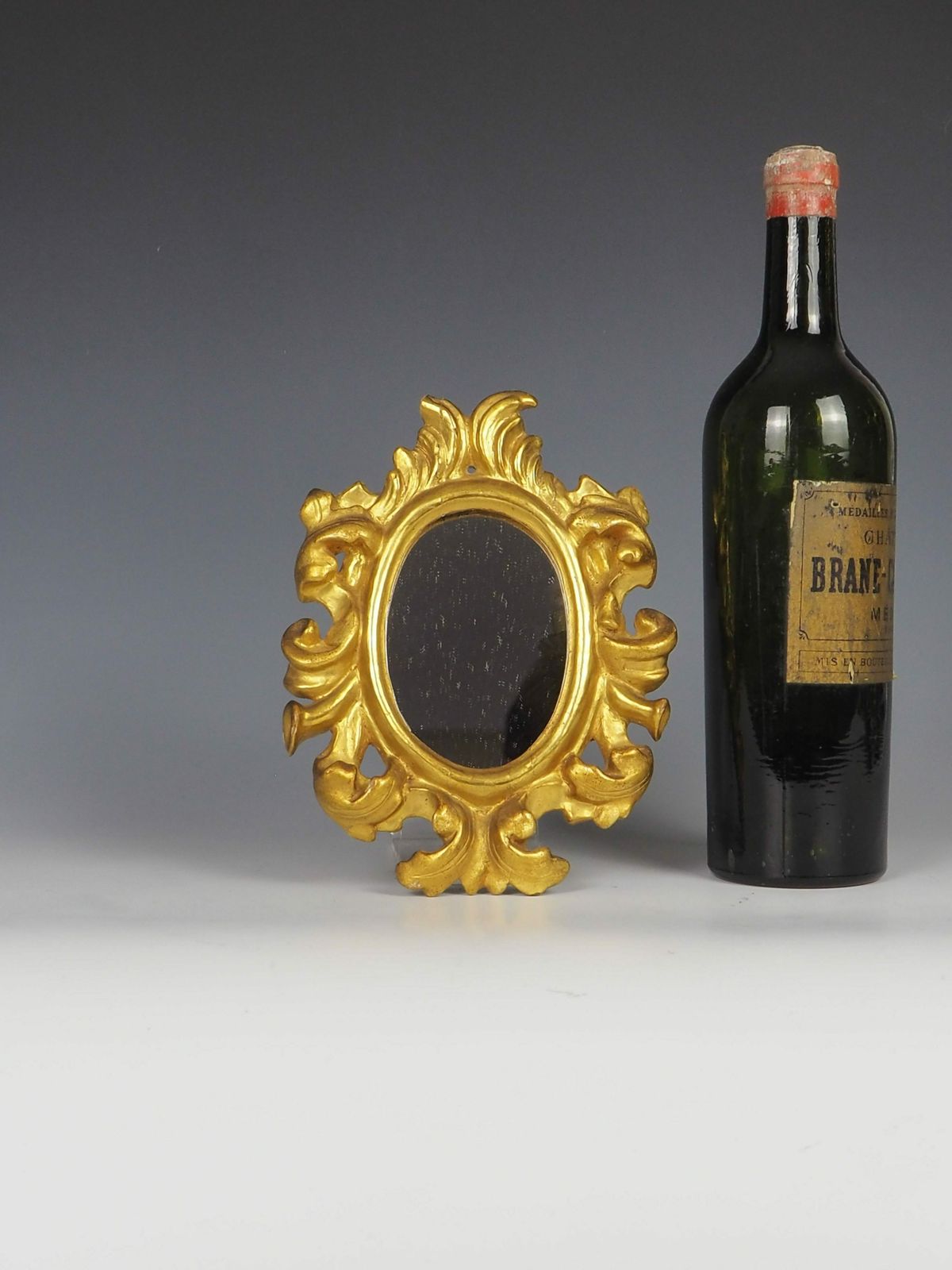 photo furniture Exquisite Antique Italian Giltwood Wall Mirror