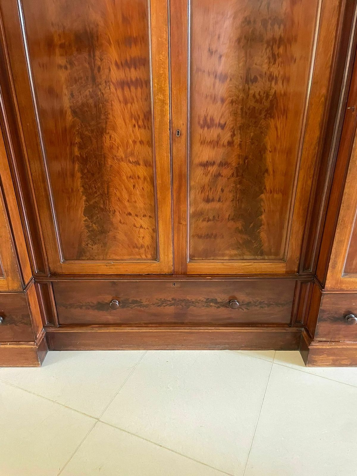 photo vintage Outstanding Quality Large 19th Century Antique Figured Mahogany Wardrobe