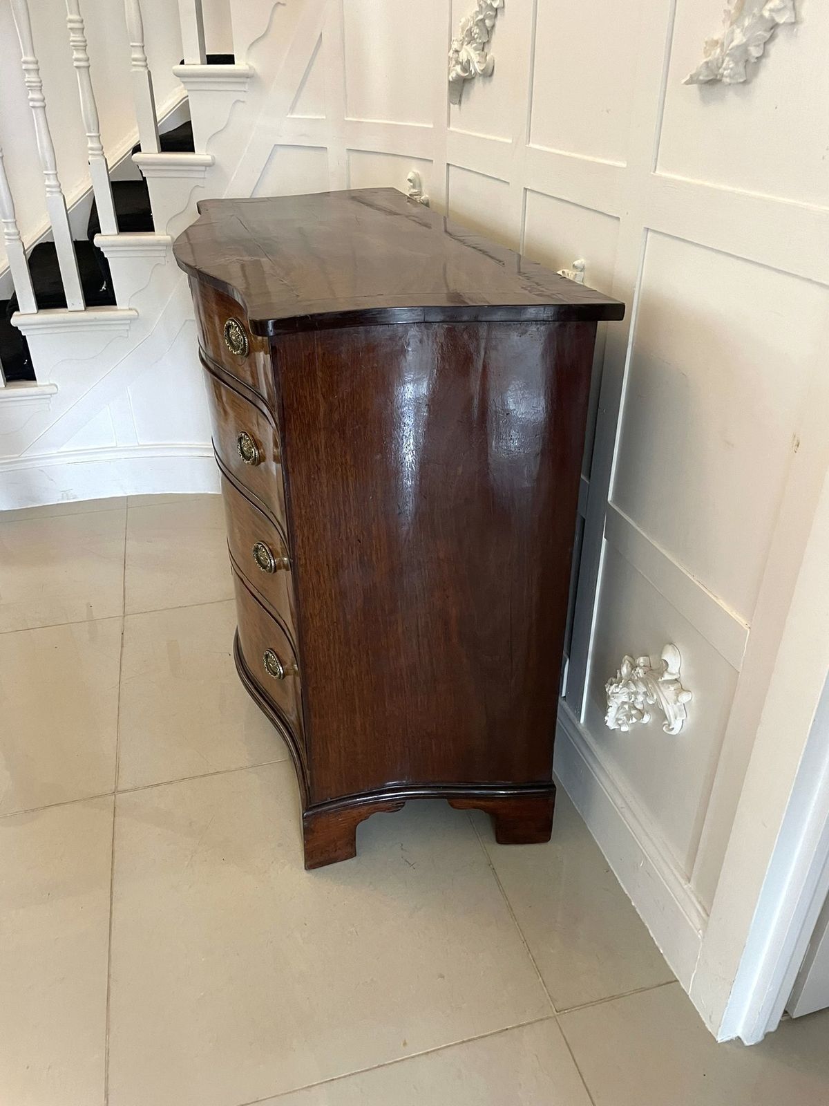 photo furniture Antique 18th Century Quality Figured Mahogany Serpentine Chest Of Drawers