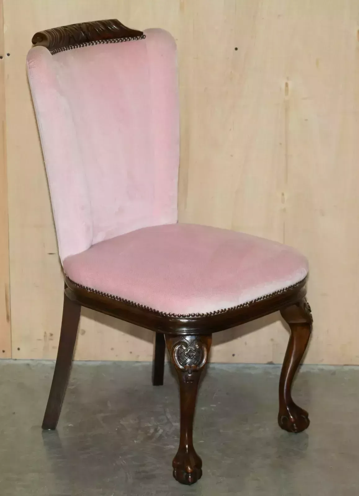 photo vintage Six Lovely Vintage Hand Carved Claw & Ball Cabriolet Leg Mahogany Dining Chairs