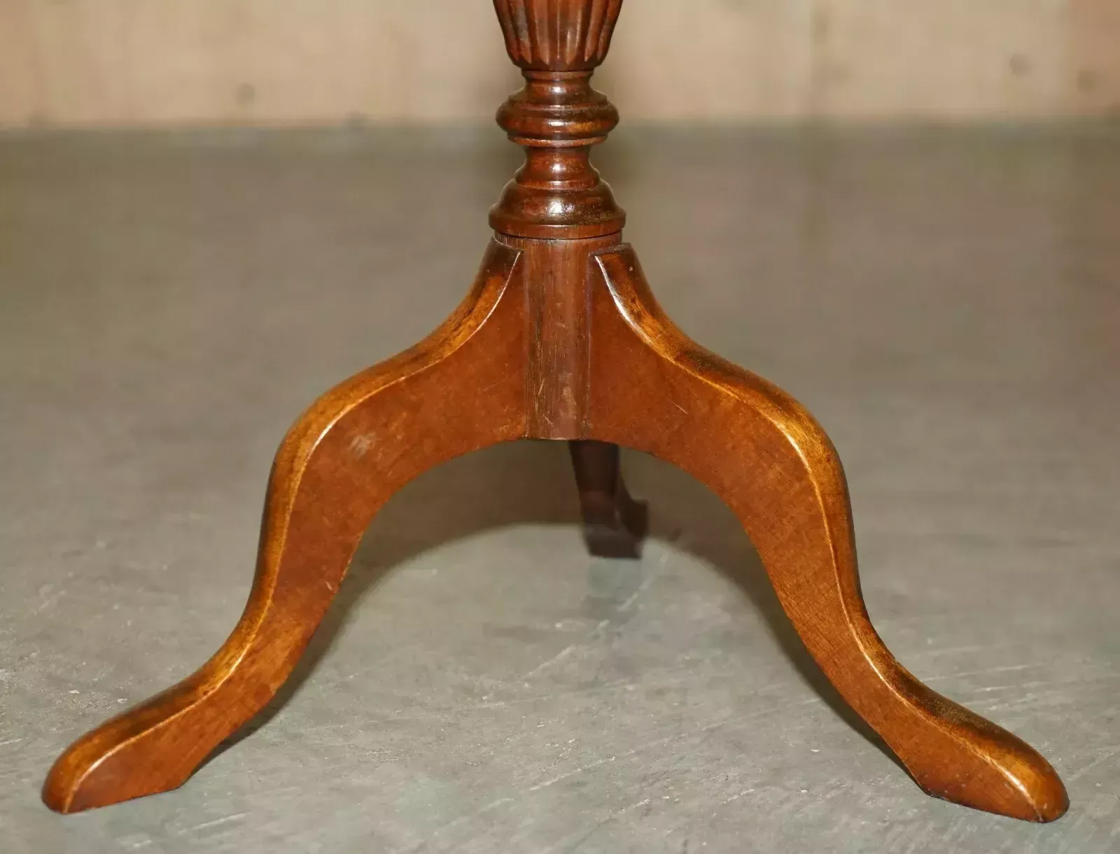 Restored Pie Crust Edge Gold Leaf Brown Leather Tripod Side End Lamp Wine Table photo vintage