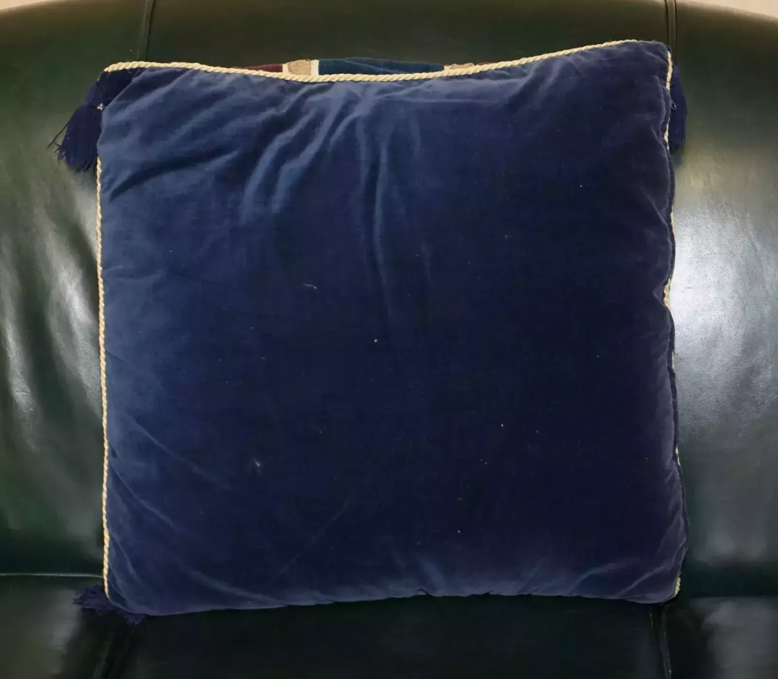 photo furniture Pair Of Large 55cm Tartan Blue Velvet With Tassels Sofa Armchair Cushion Pillows