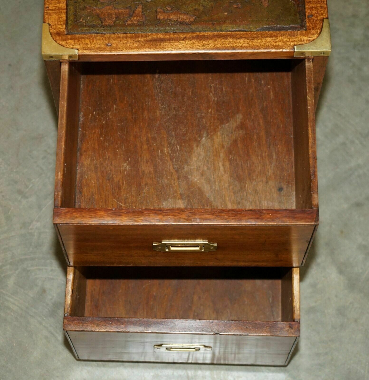 photo vintage Vintage Miliary Campaign Side End Lamp Wine Bedside Table Chest With Drawers
