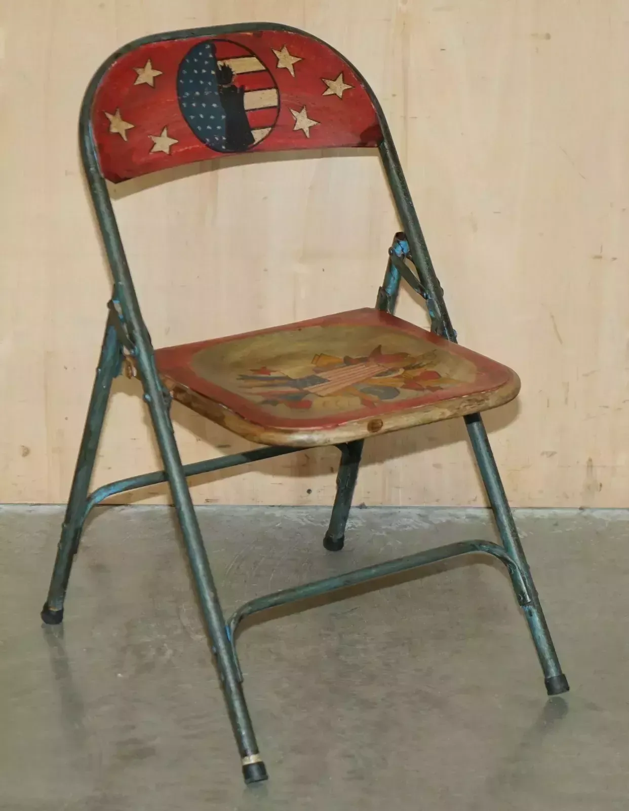 photo vinterior Super Decorative Pair Of Vintage Industrial Patroliana American Folding Chairs