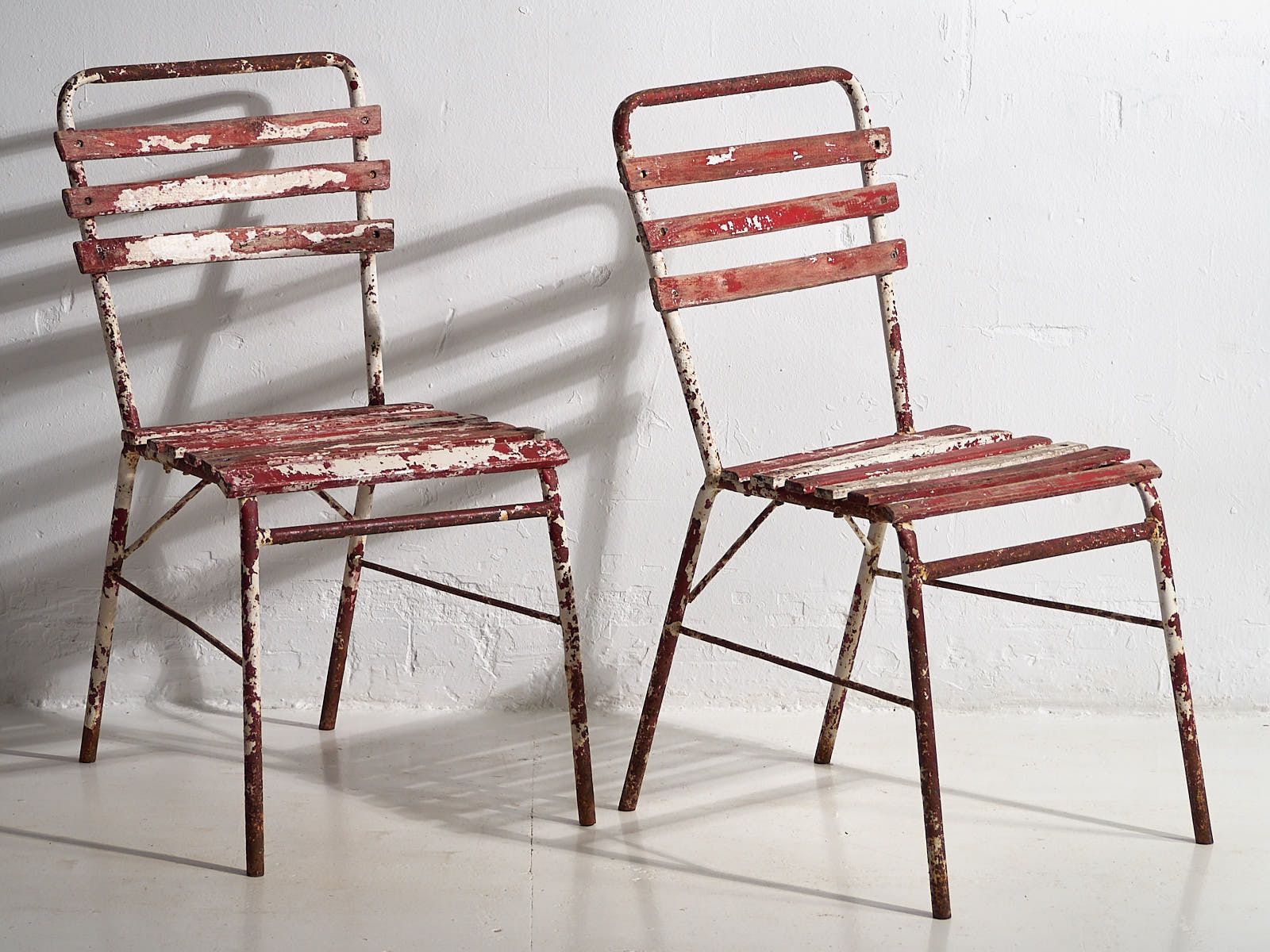 Antique Red And White Terrace Chairs (C.1920). Set Of 4 Pieces photo vinterior