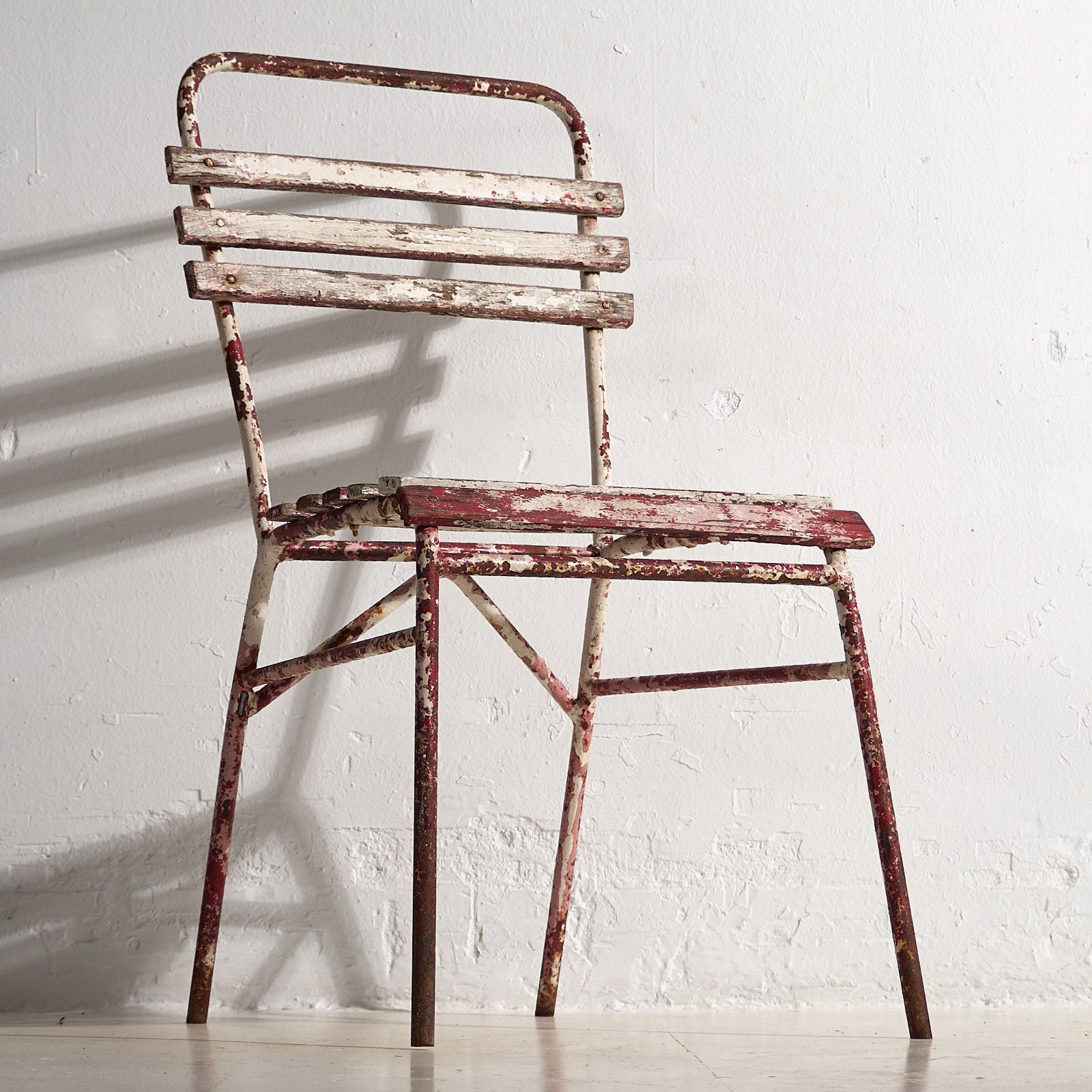 photo vintage Antique Red And White Terrace Chairs (C.1920). Set Of 4 Pieces