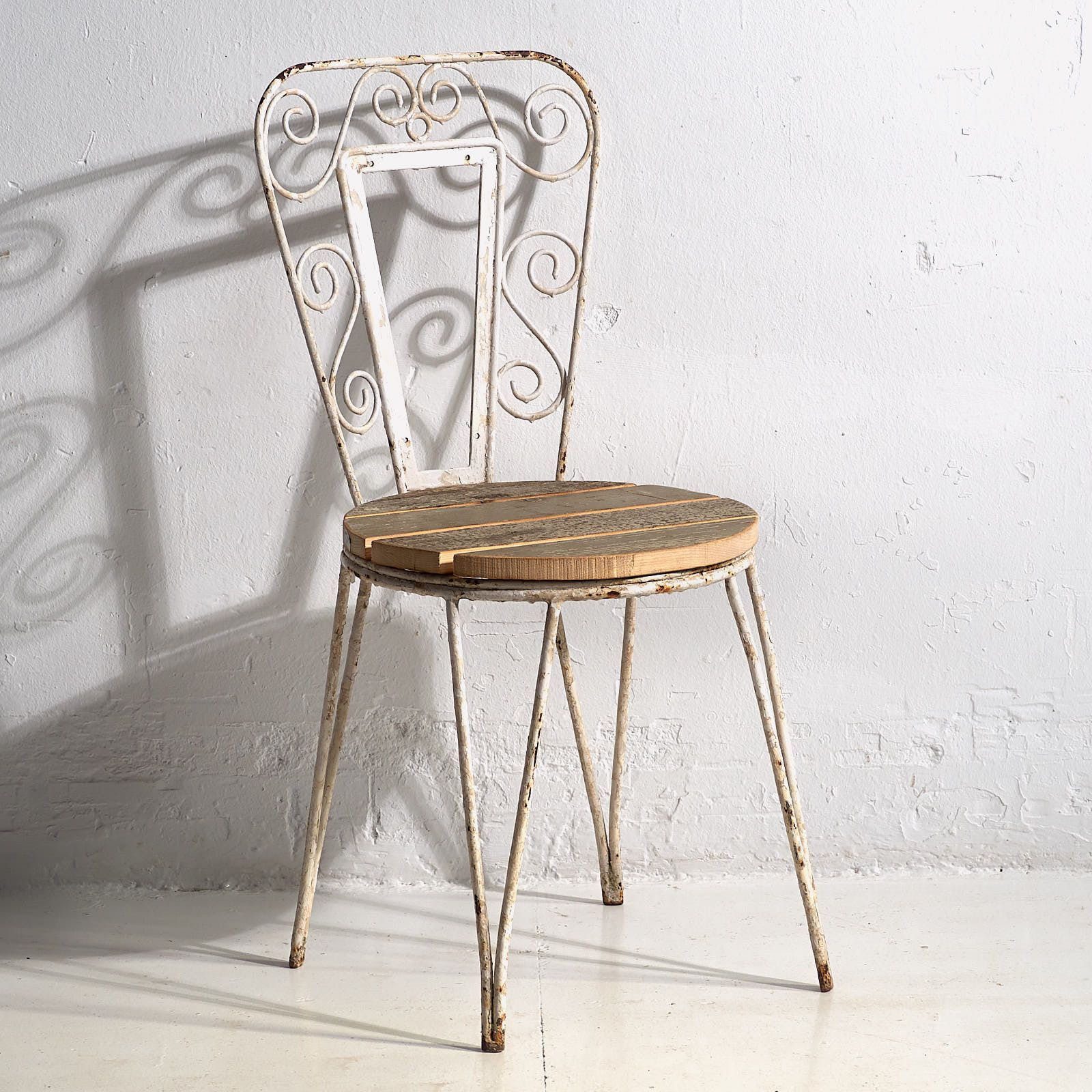 photo furniture Antique Outdoor Chairs In White (C.1920). Set Of 4 Pieces