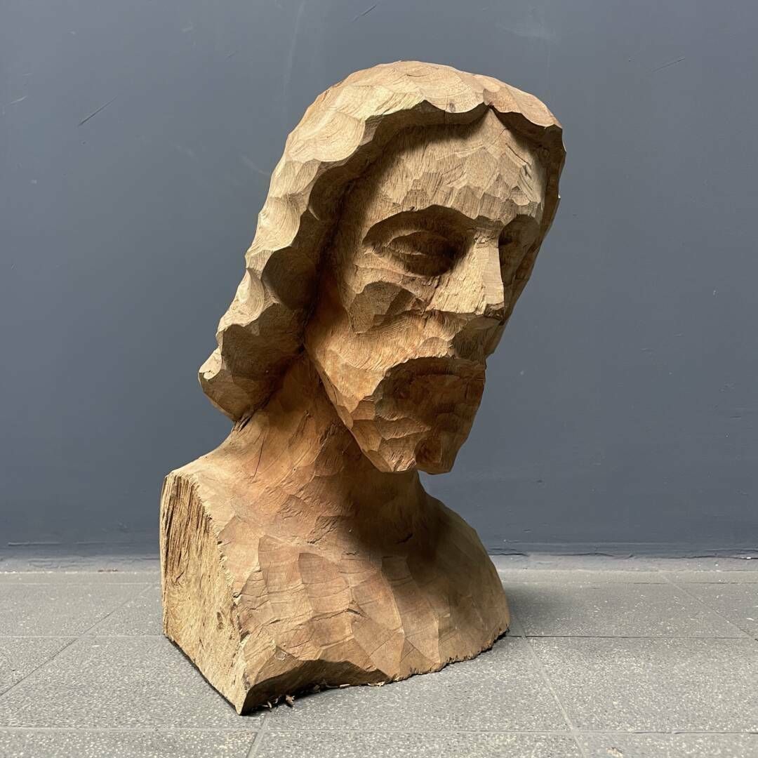 Houten Gesculpteerd Hoofd Of Buste Van Een Man Met Een Baard photo 150.0