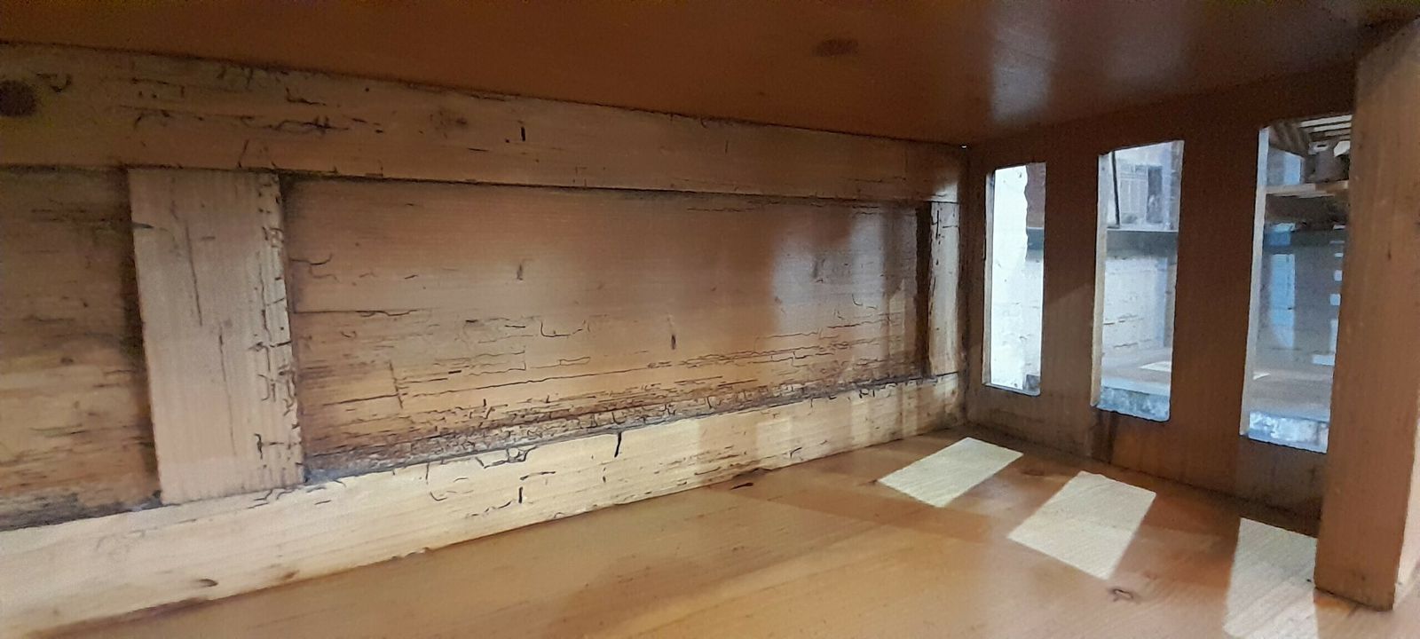 photo vinterior Antique East European Pine Dresser