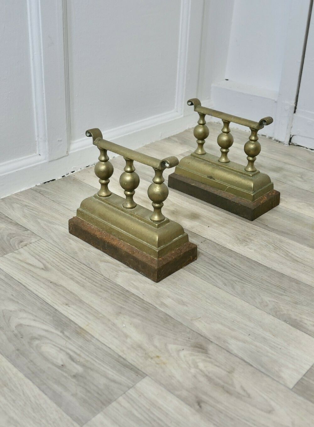A Heavy And Attractive Pair Of Victorian Brass Andirons Or Fire Dogs photo Home Fixtures