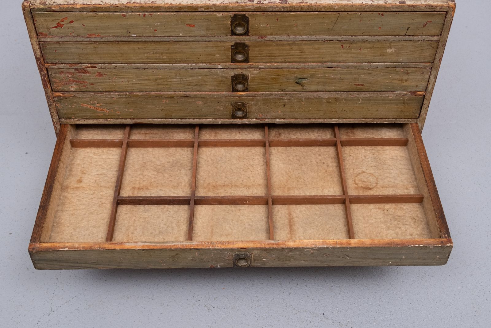 photo vinterior 19 Century Works Men Chest With Drawers