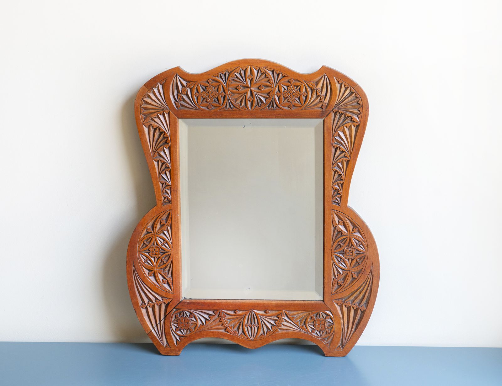 Miroir mural en bois sculpté à la main, verre biseauté, d'époque, années 1910, motifs folkloriques néerlandais photo for sale
