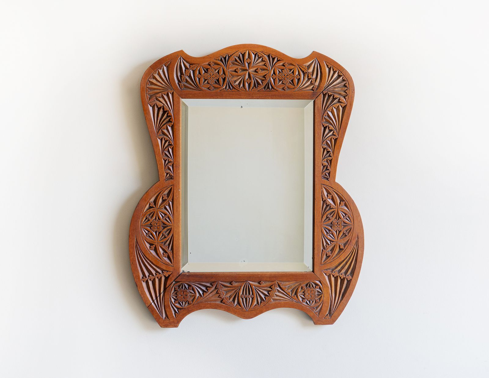 Miroir mural en bois sculpté à la main, verre biseauté, d'époque, années 1910, motifs folkloriques néerlandais