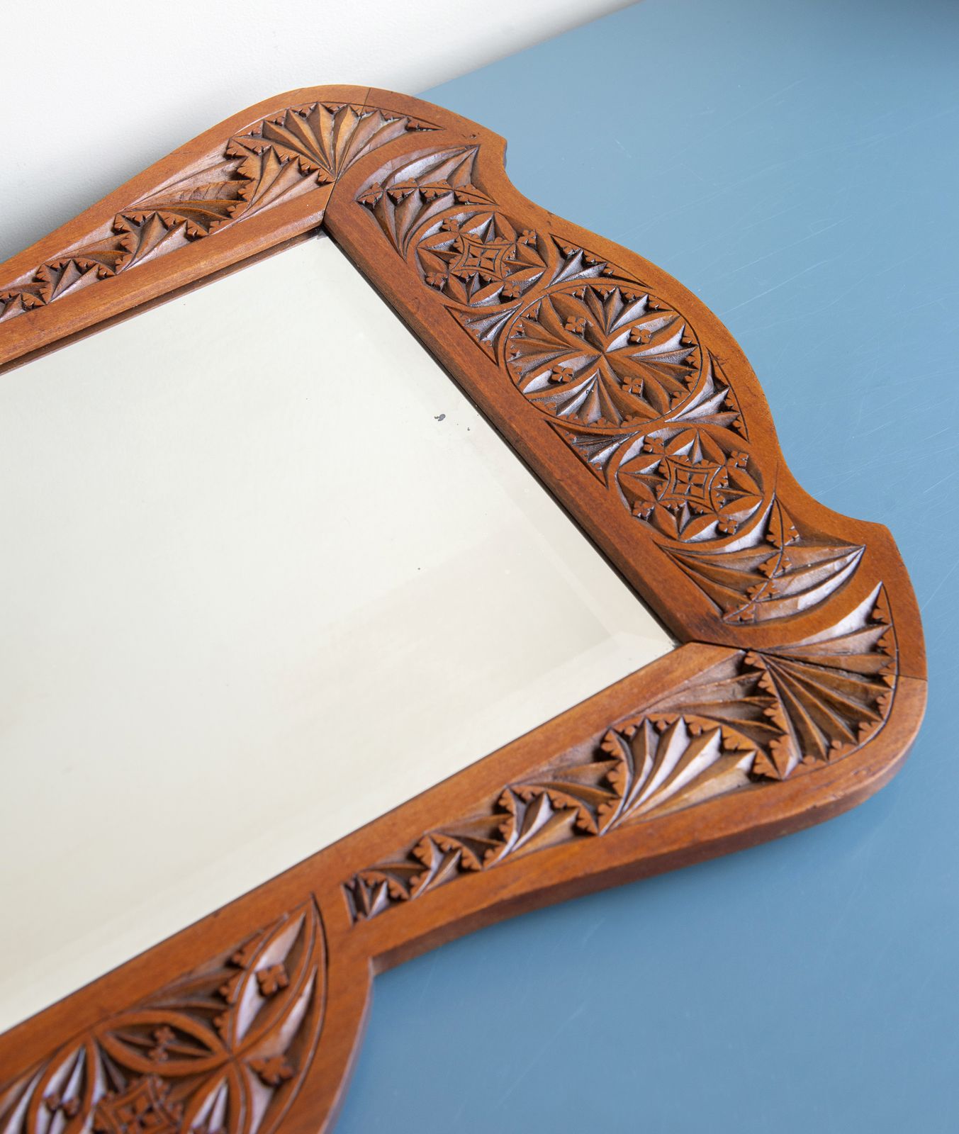 photo furniture Miroir mural en bois sculpté à la main, verre biseauté, d'époque, années 1910, motifs folkloriques néerlandais