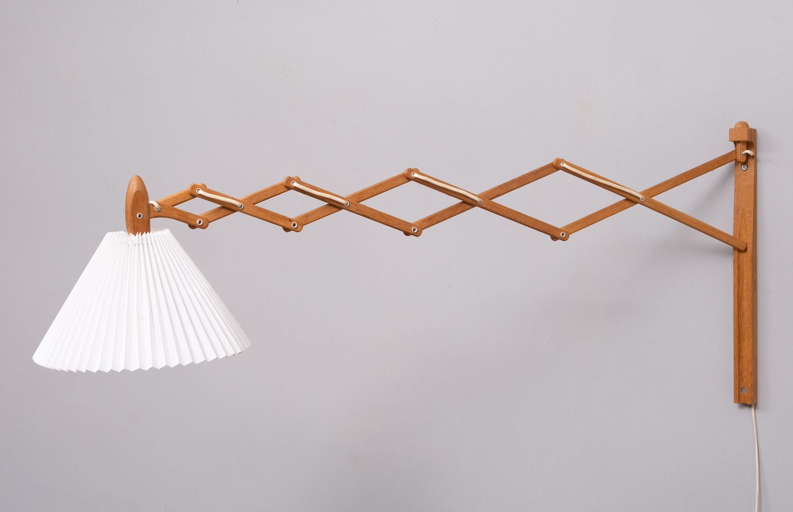Oak Scissors Wall Lamp Le Klint 1950s Denmark photo vinterior