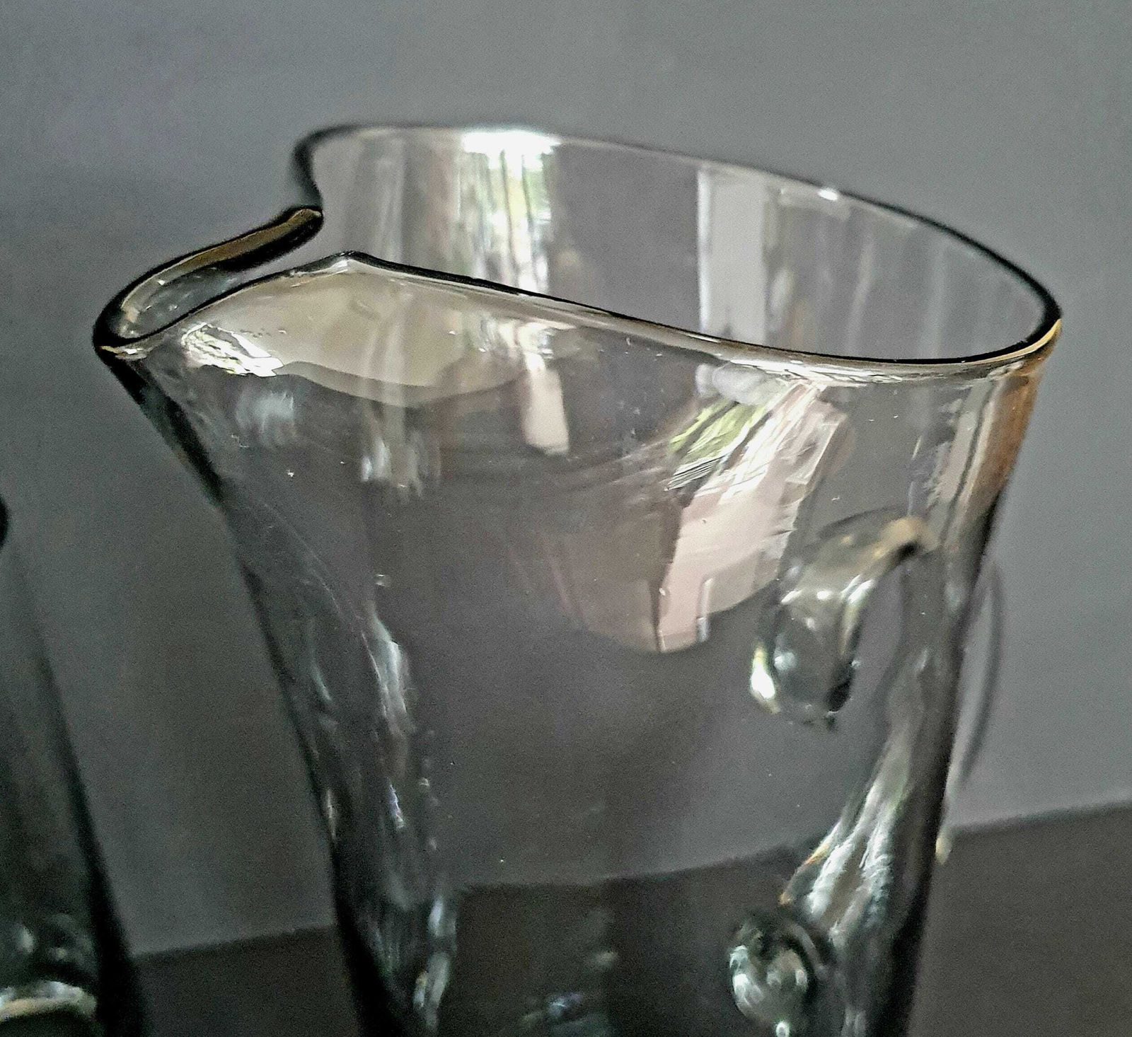 A Rare Early Dartington Pitcher Set With 6 Hiball Glasses In Smoked Grey Glass, Model Ft50 From 1968, Early Frank Thrower Design, English photo vintage