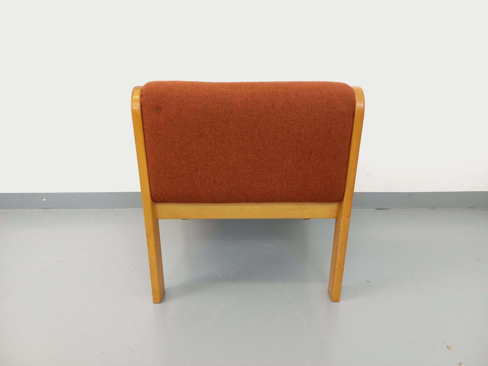 Fauteuil de cheminée Fröscher en bois et tissu photo for sale