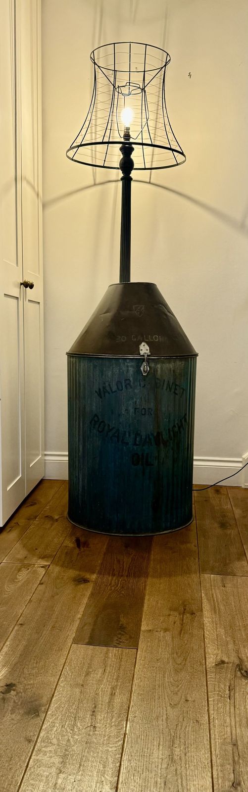 photo vintage 1930s Royal Daylight Oil Drum Lamp