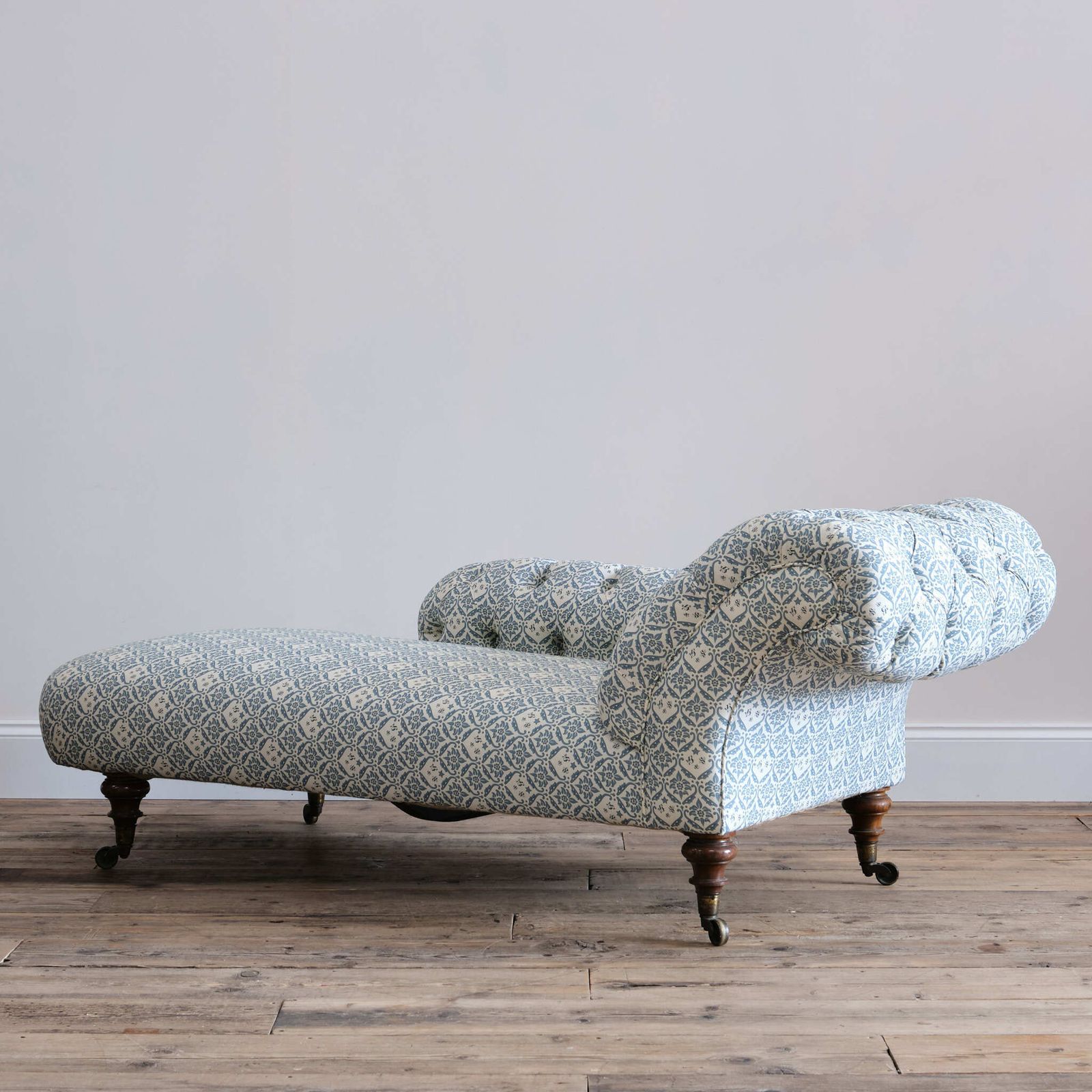 photo furniture Antique 19th Century Howard & Sons Chaise Lounge