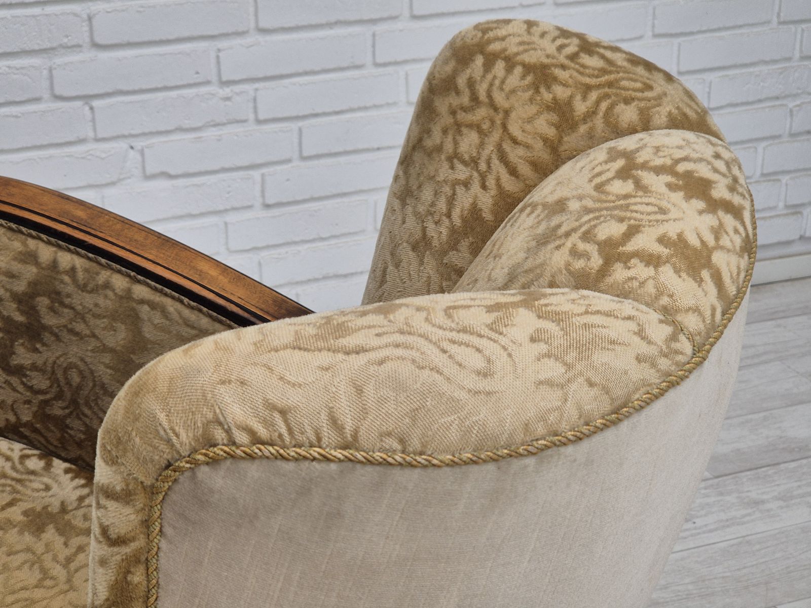 photo buy Ca. Jaren 1950, Deense Vintage Relax Fauteuil, Meubelvelours, Essenhout.