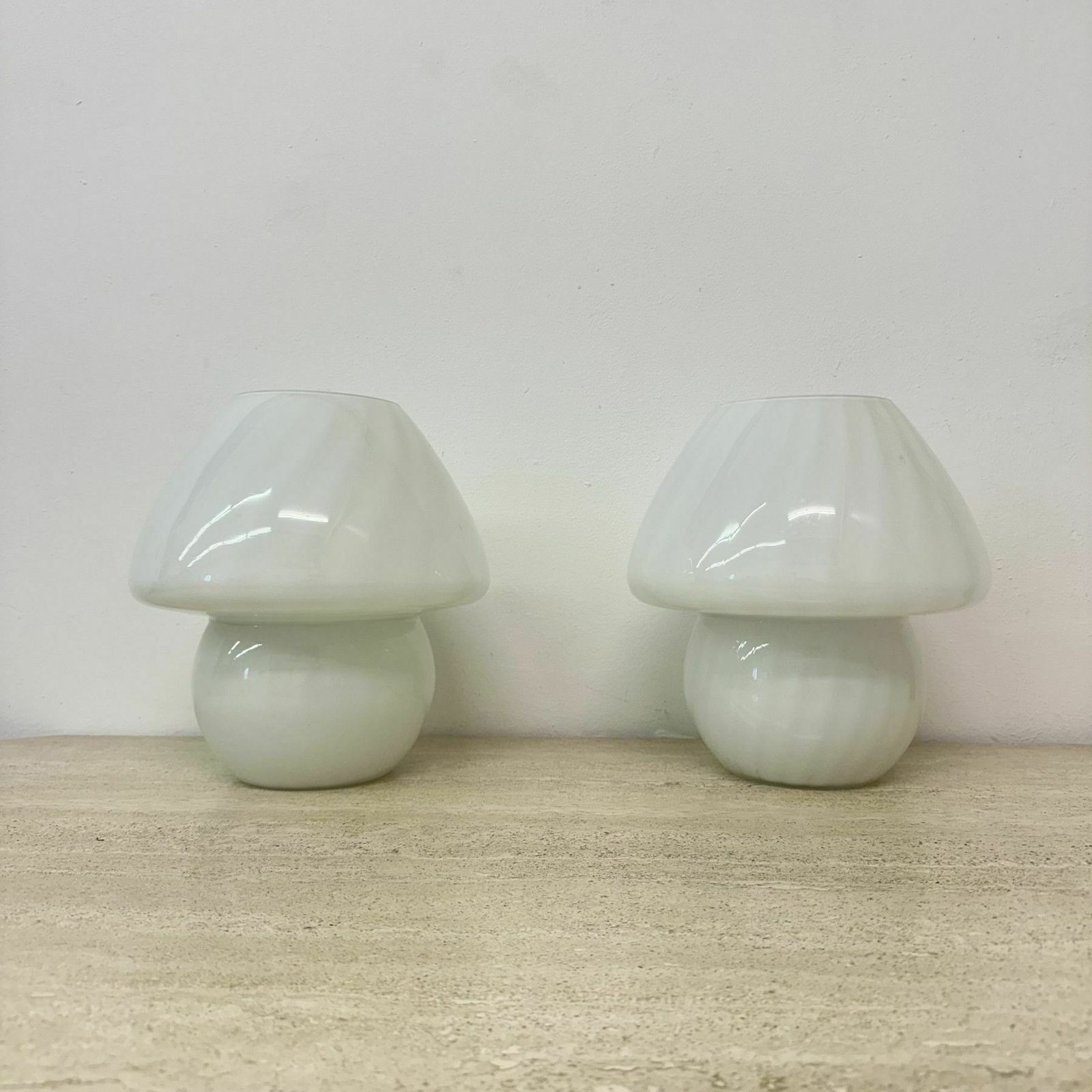 Set Van 2 Tafellampen Met Paddenstoelvorm En Wervelpatroon, Jaren 1970 photo Verlichting