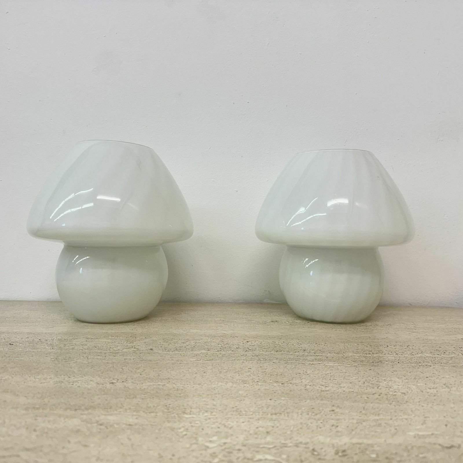 photo furniture Set Van 2 Tafellampen Met Paddenstoelvorm En Wervelpatroon, Jaren 1970