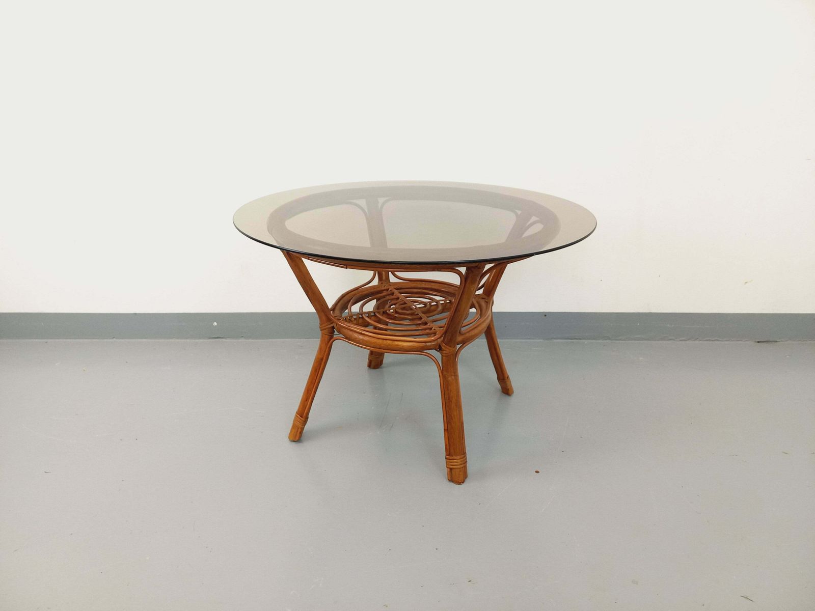 Table basse ronde en rotin et verre fumé