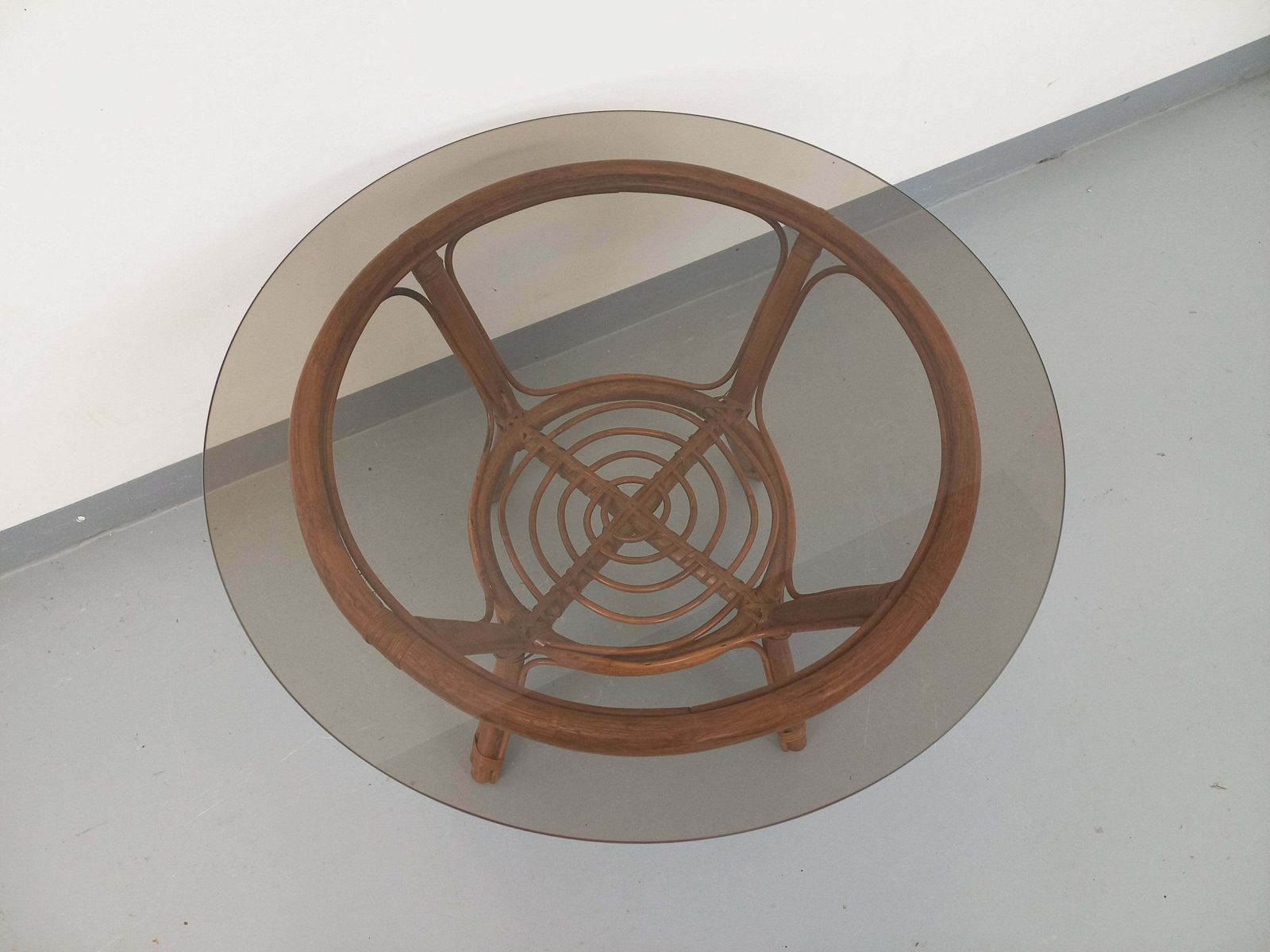 Table basse ronde en rotin et verre fumé photo furniture