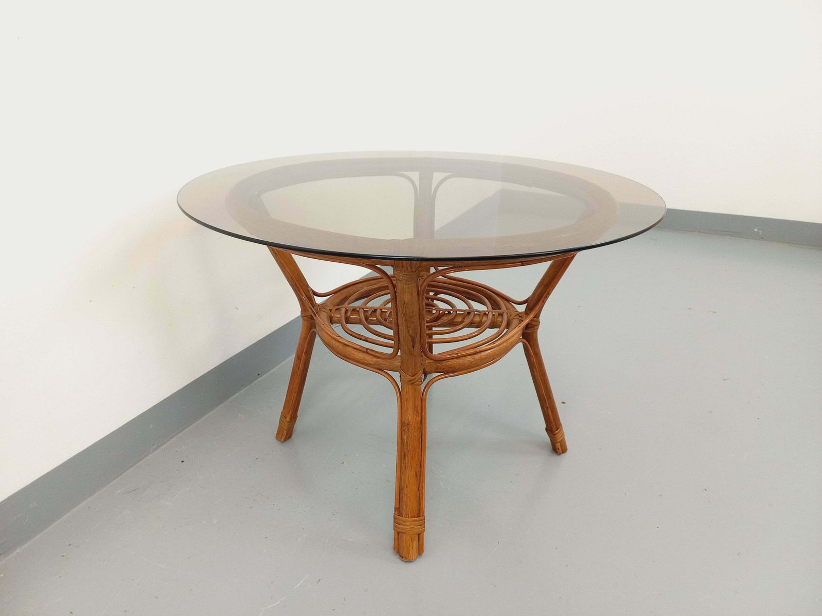 Table basse ronde en rotin et verre fumé photo Mobilier