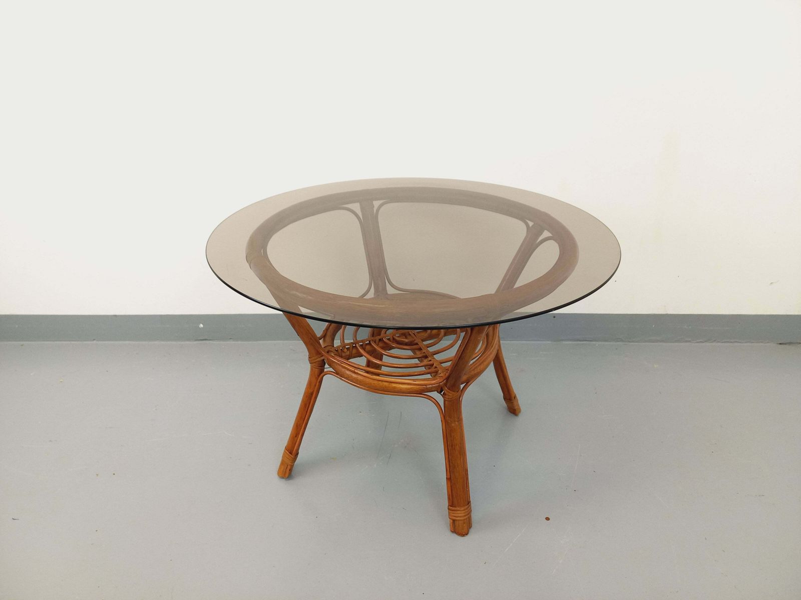 Table basse ronde en rotin et verre fumé photo vinterior