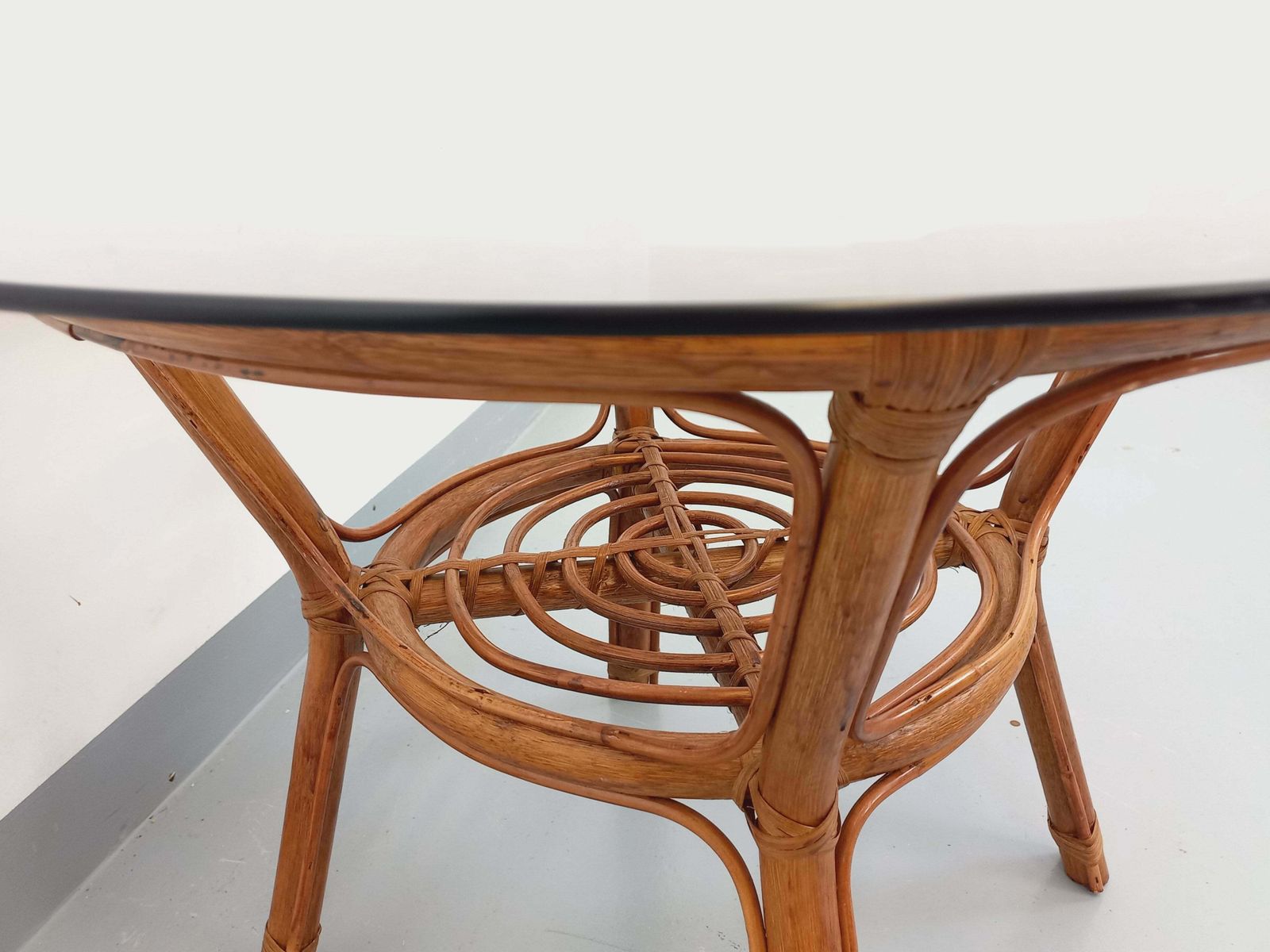 photo for sale Table basse ronde en rotin et verre fumé