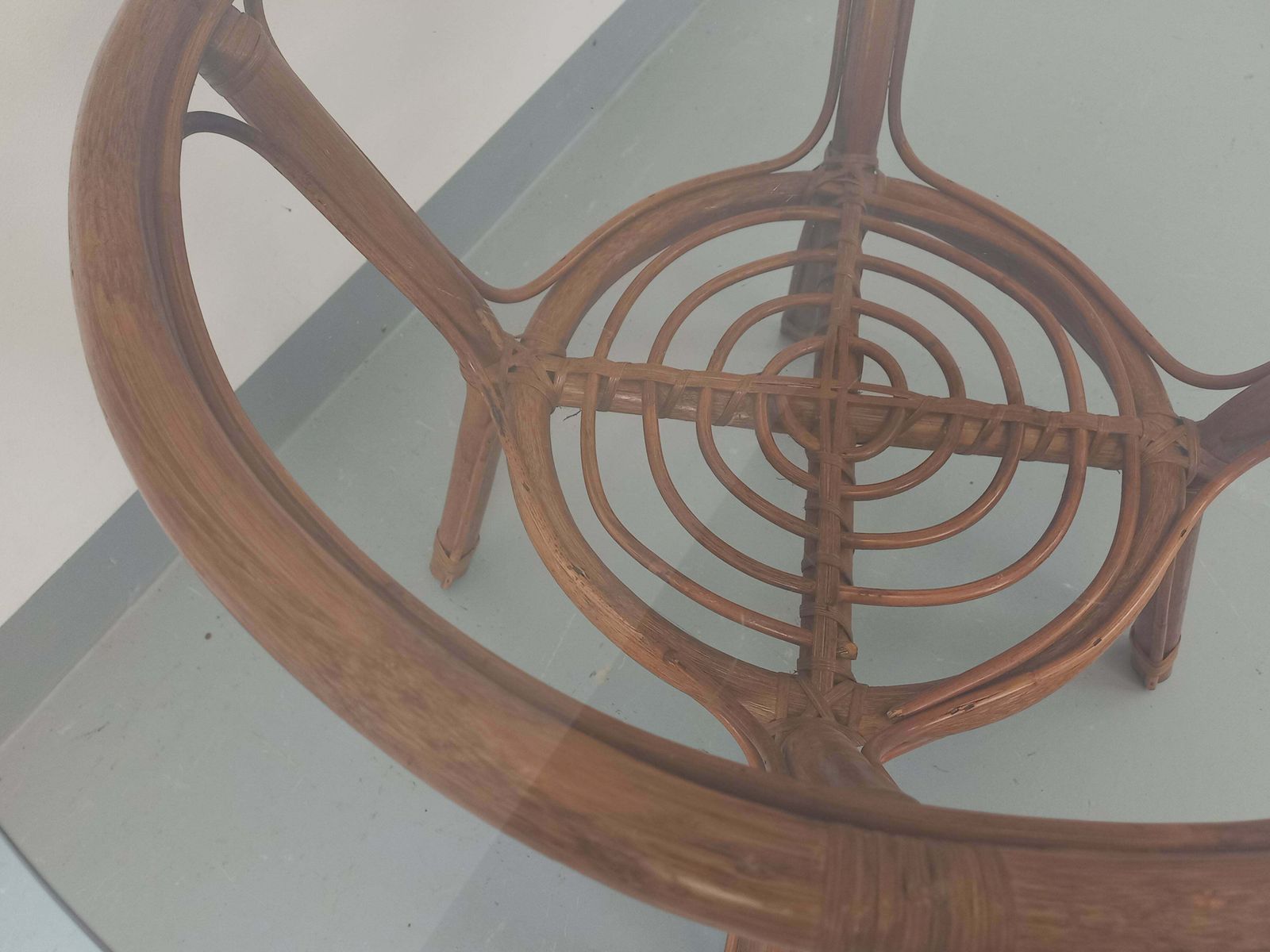 Mobilier Table basse ronde en rotin et verre fumé photo