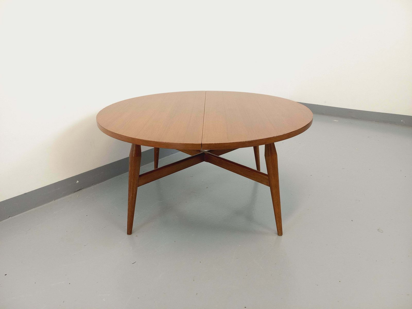 Table basse ronde extensible Smorrebrod en teck, par Arne Vodder photo vinterior