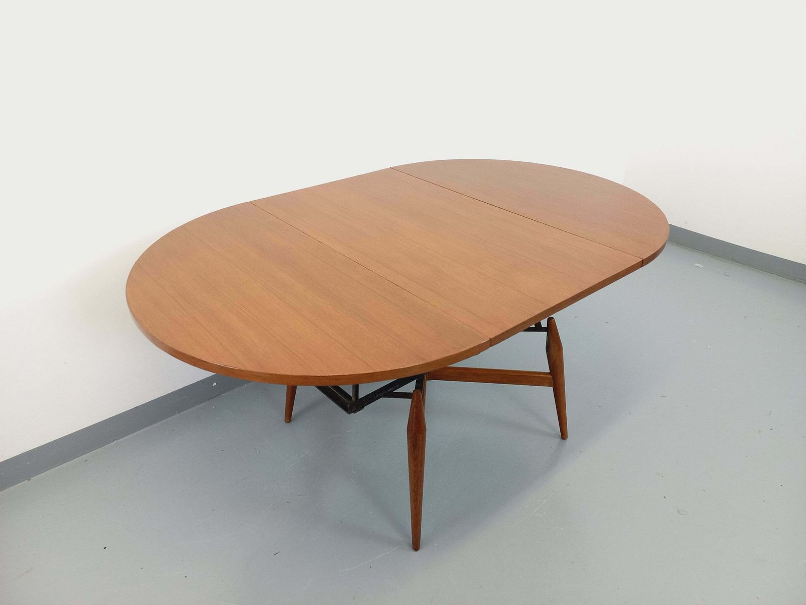 photo buy Table basse ronde extensible Smorrebrod en teck, par Arne Vodder
