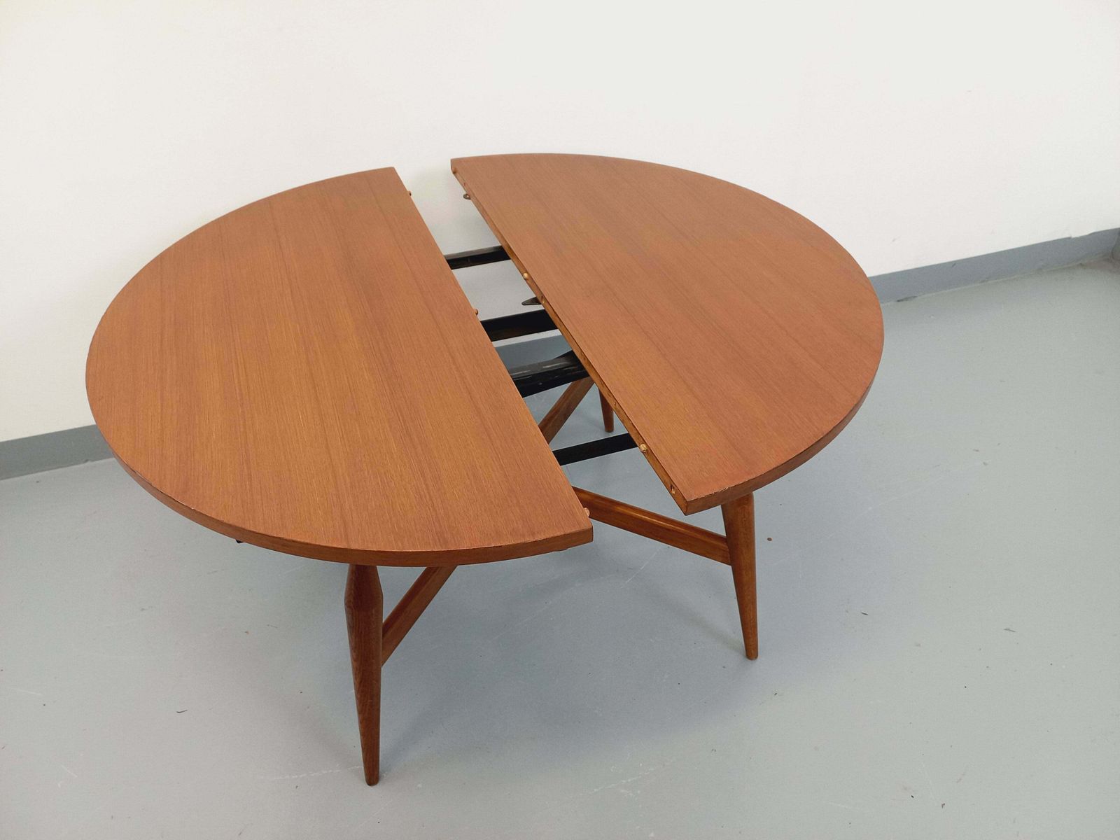 photo vintage Table basse ronde extensible Smorrebrod en teck, par Arne Vodder