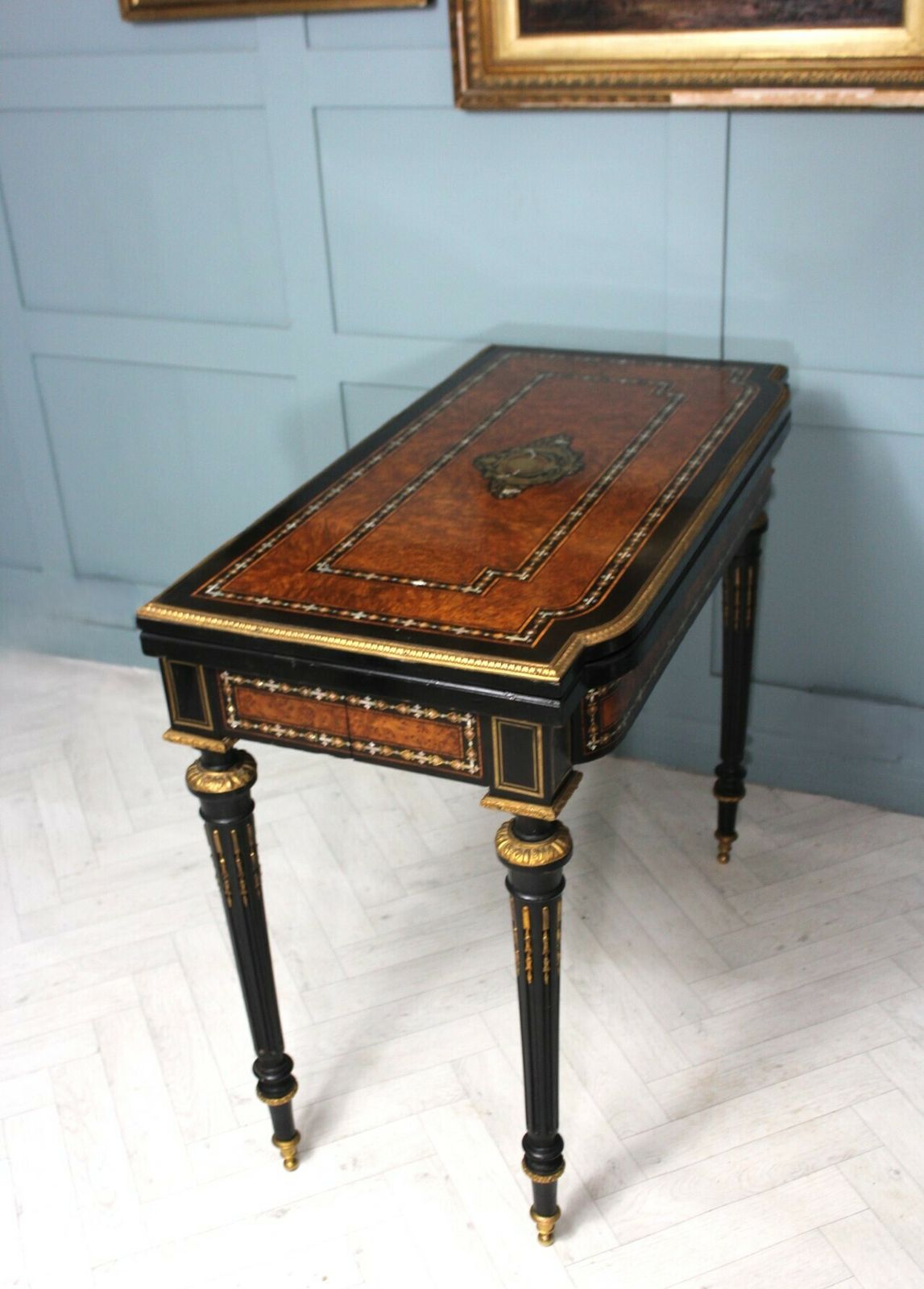 photo vinterior Exceptional 19th Century French Napoleon III Inlaid  Of Mother Of Pearl  And Burr Walnut Card Table