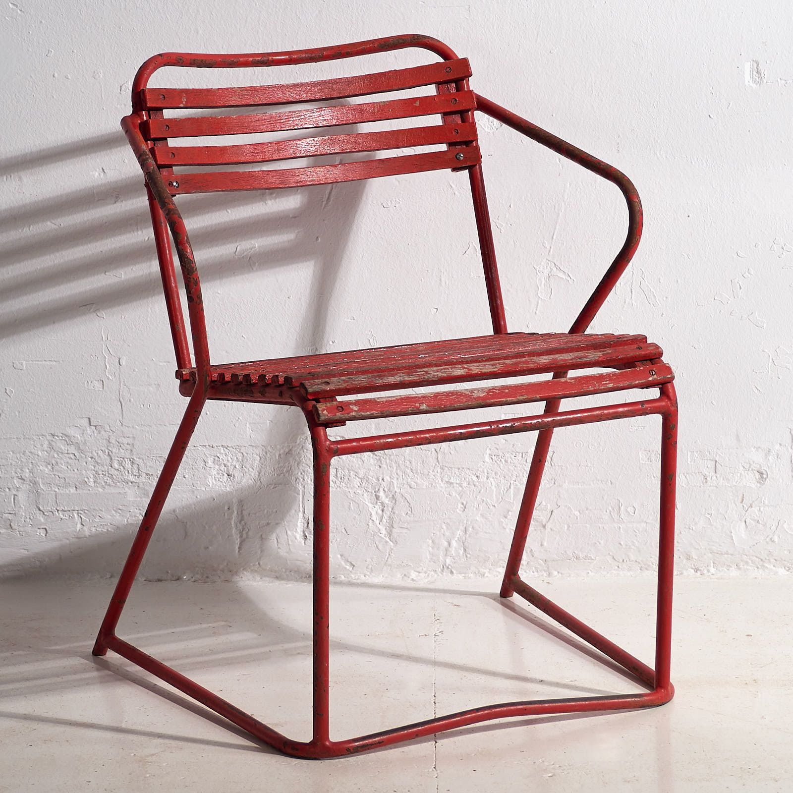 photo vintage Antique Red Garden Chairs (C.1920). Set Of 4 Pieces