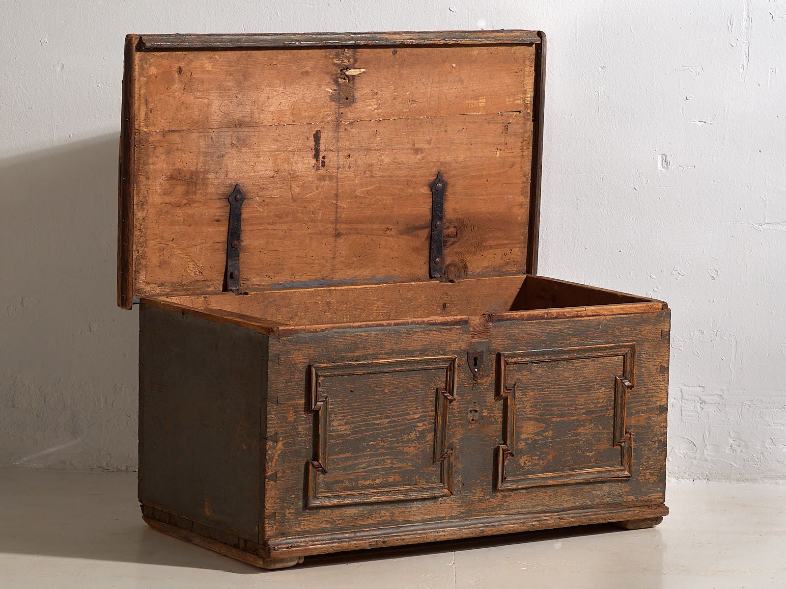photo furniture Antique Trunk With Pearl Gray Patina (C.1900) #28