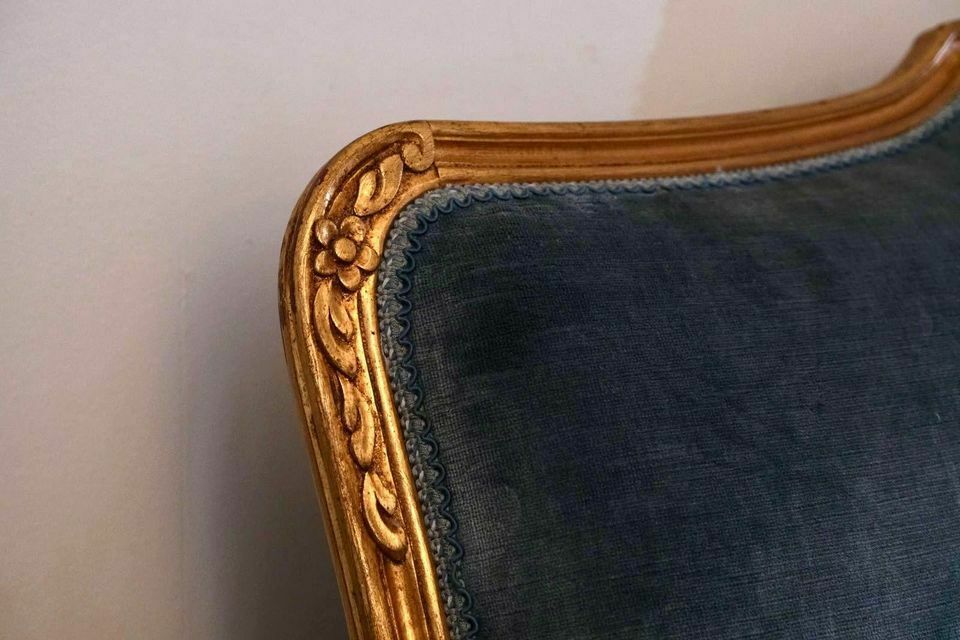 photo furniture Vintage Style Sofa In Steel Blue Velvet