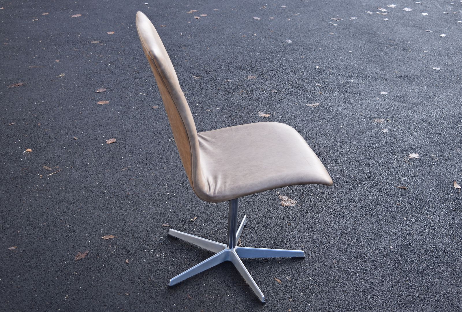 photo furniture Set Of Six Arne Jacobsen Oxford Chairs For Fritz Hansen Manufactured 1968