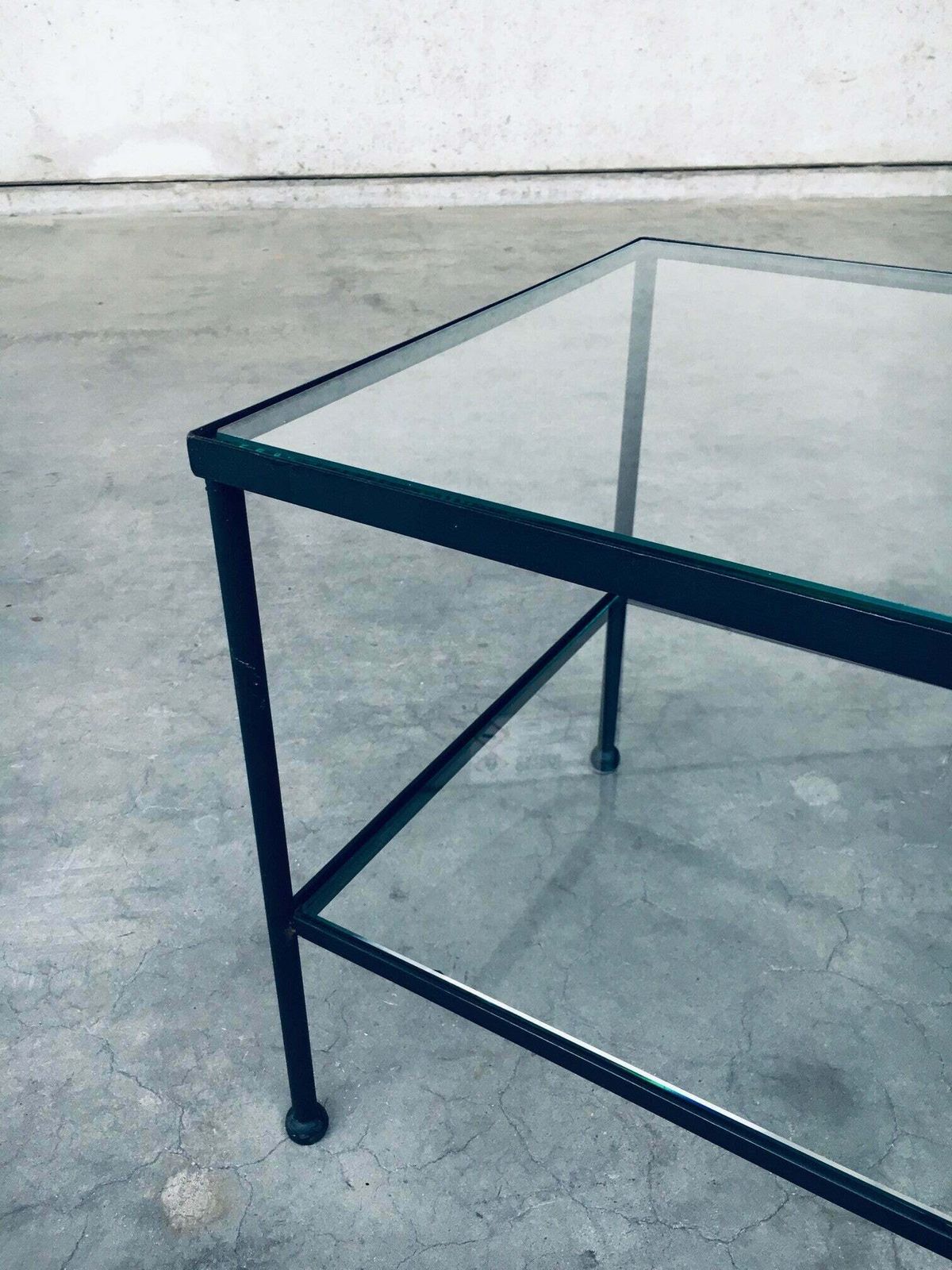 photo furniture Minimalistisch Design Bijzettafel Met Twee Niveaus, België, Ca. Jaren 1960