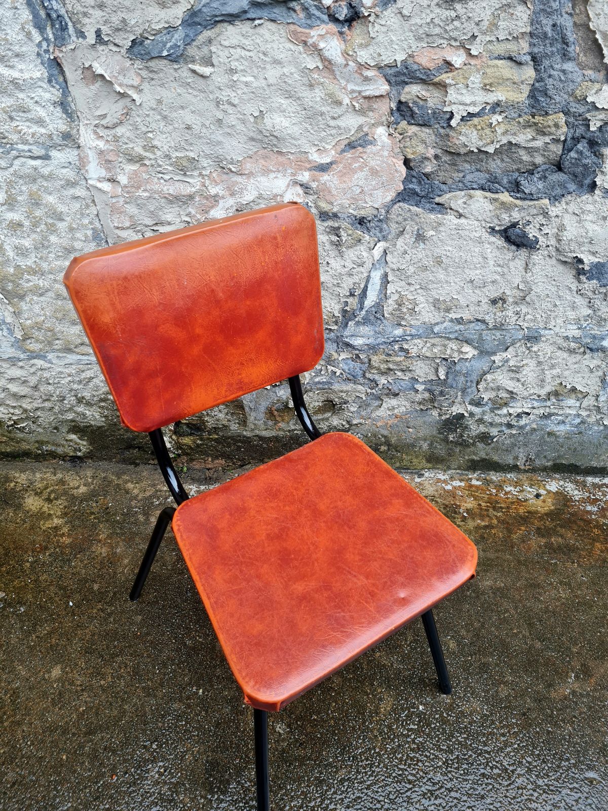 photo vinterior Set Of Four Mid Century Black And Orange Dining Chairs Stackable