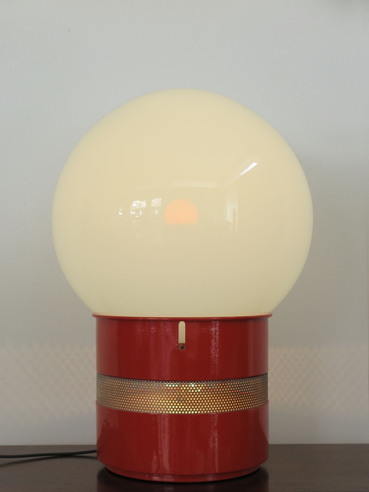 Italian Red Table Lamp "Mezzo Oracolo" Model Design Gae Aulenti For Artemide 1969 photo for sale
